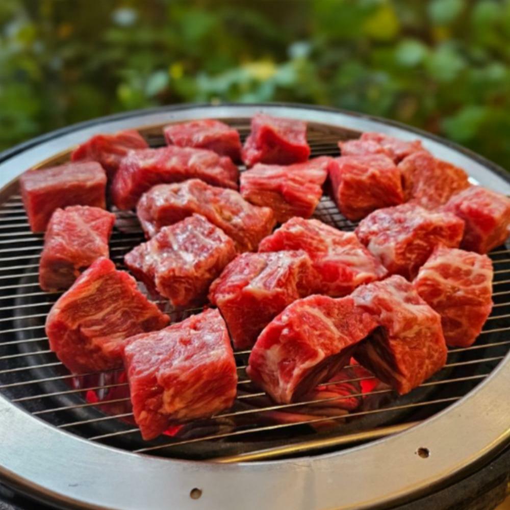 하프클럽 눈꽃마블링 깍둑꽃살 300g+300g 소고기